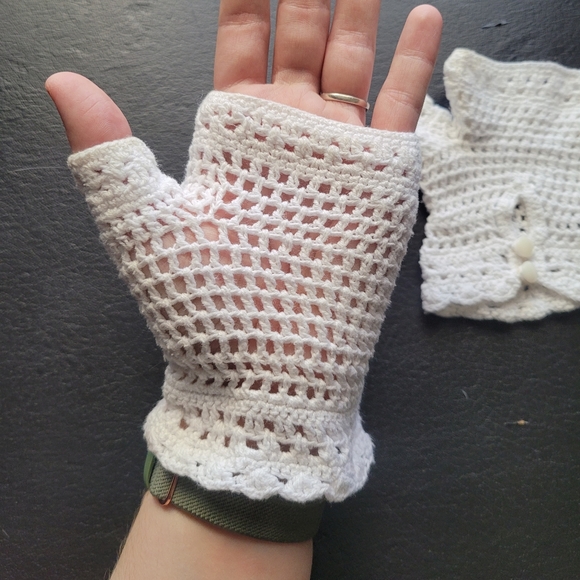 🖤White crochet fingerless gloves - Picture 3 of 3